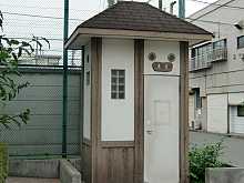 公園に謎の小屋が